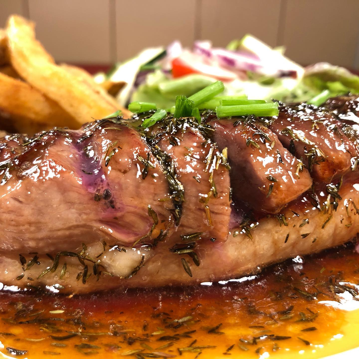 Magret de canard entier caramélisé au thym et miel aux Jardins de l'Archevêché à Albi